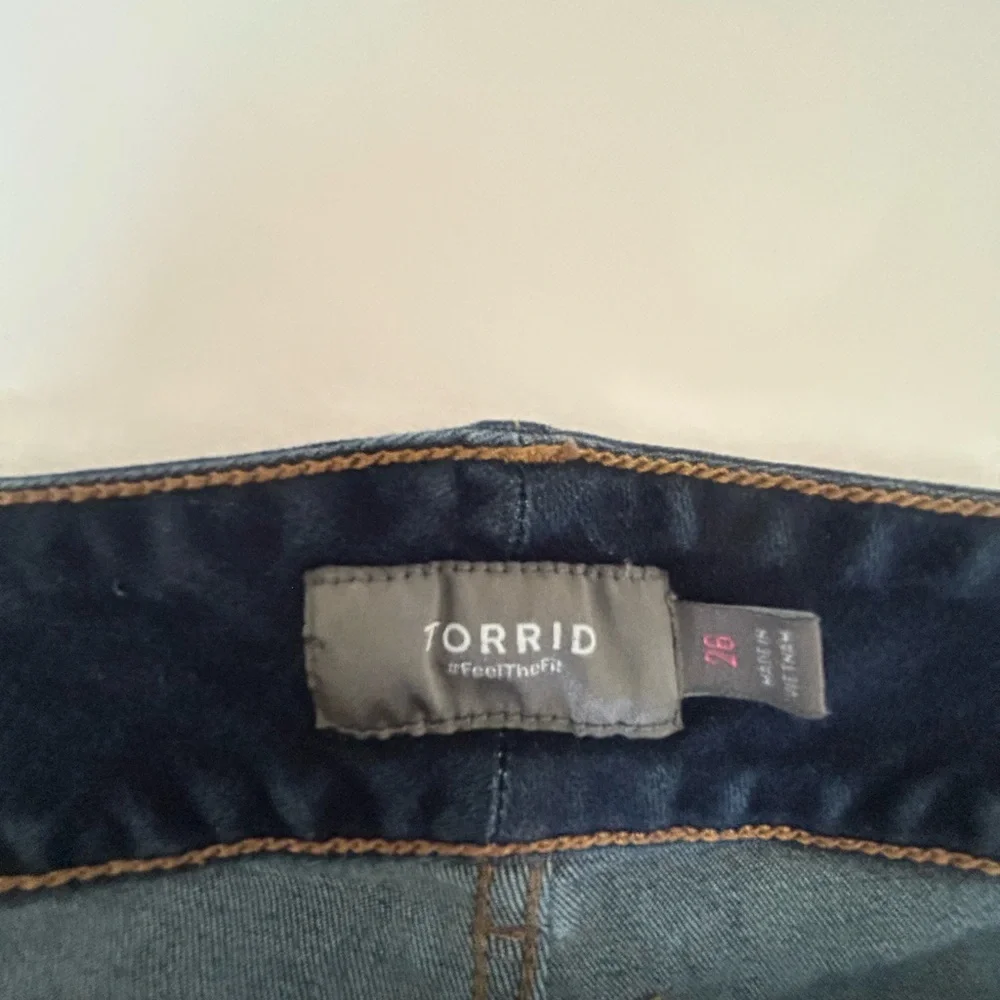Torrid Jean Shorts Size 26 Plus Distressed‎ Stretch Denim Zip 3 Button Closure